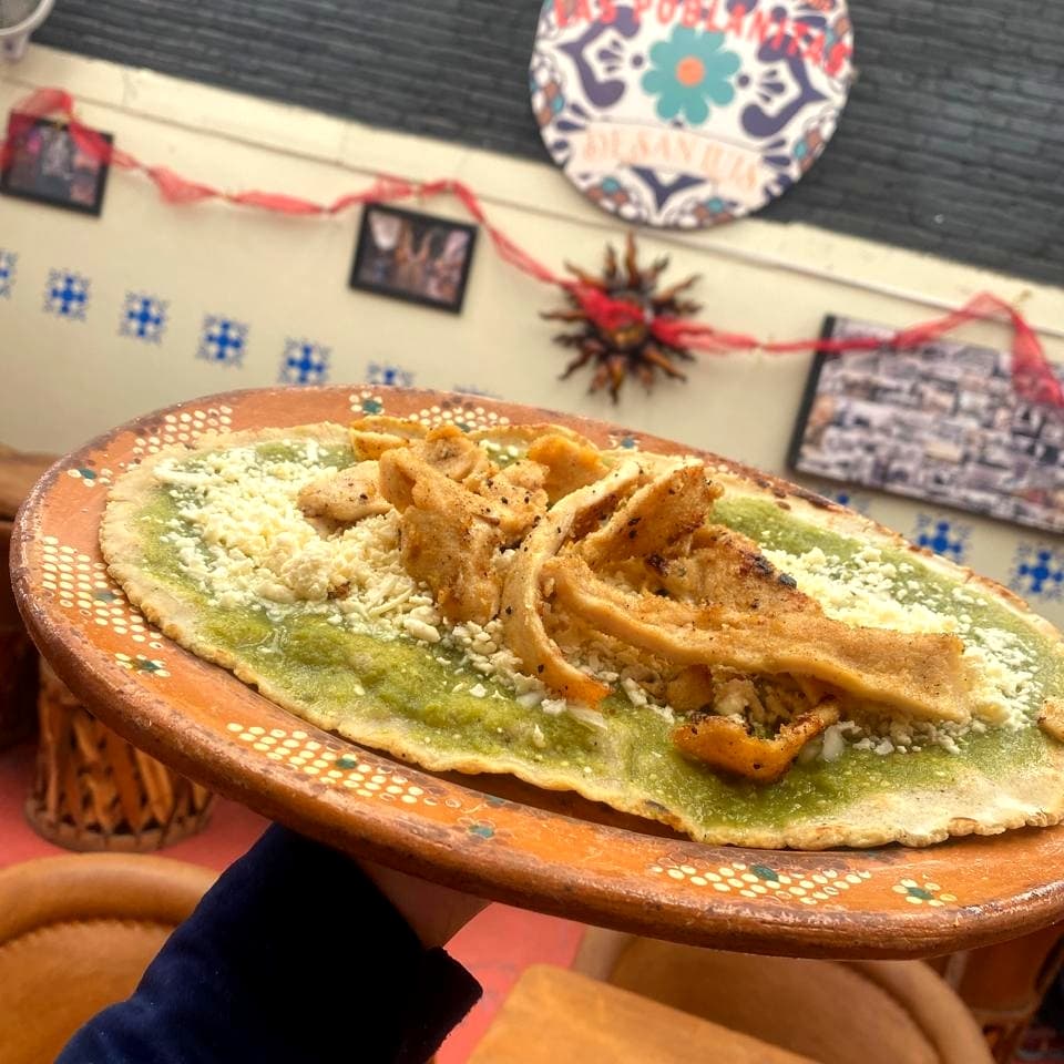 Memela con queso y milanesa de pollo empanizada