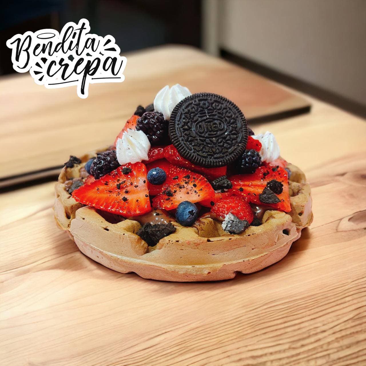 WAFFLE DE OREO CON FRUTOS ROJOS