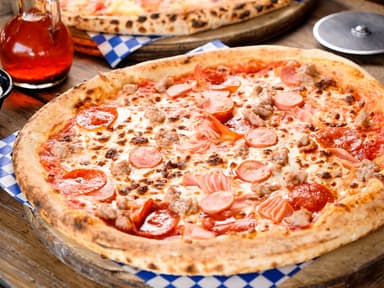 Pizza Mediana Carnes Frias +(Focaccia de Cortesía)
