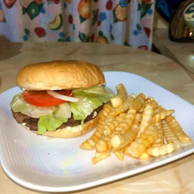 Hamburguesa Sencilla con Papas y Refresco