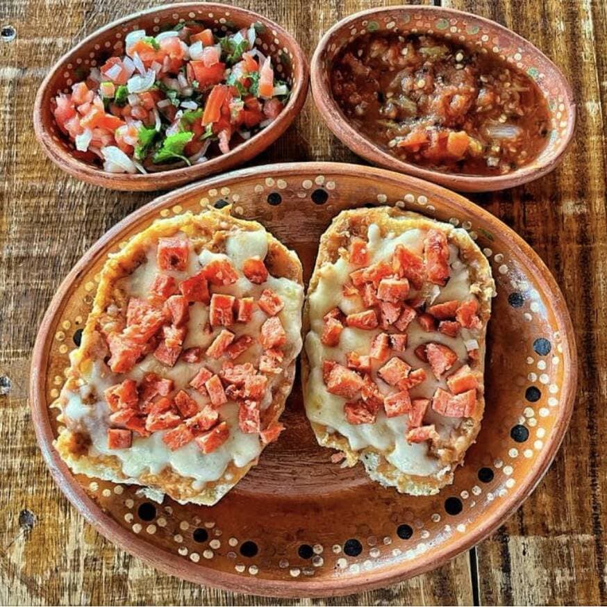 Molletes c Chorizo/Jugo de Naranja o Café de Olla