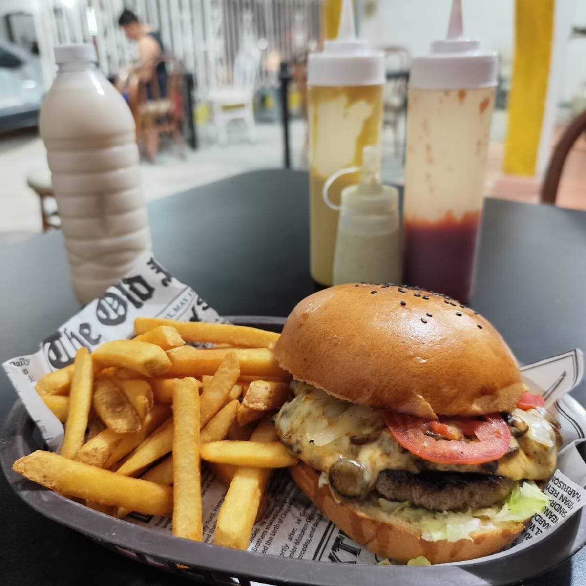 Burger Camaronera + Papas + Agua Natural