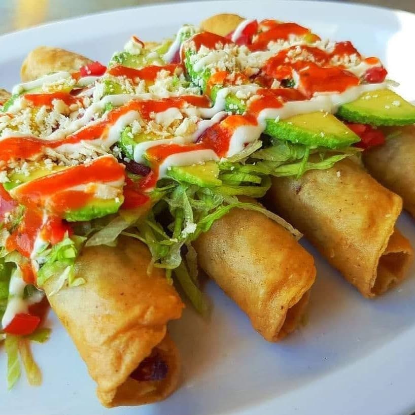 Flautas de Pollo con Consomé