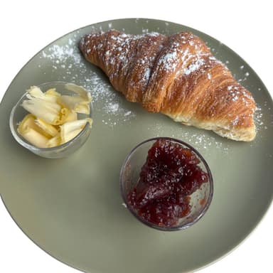 Cuernito con mermelada y mantequilla:
