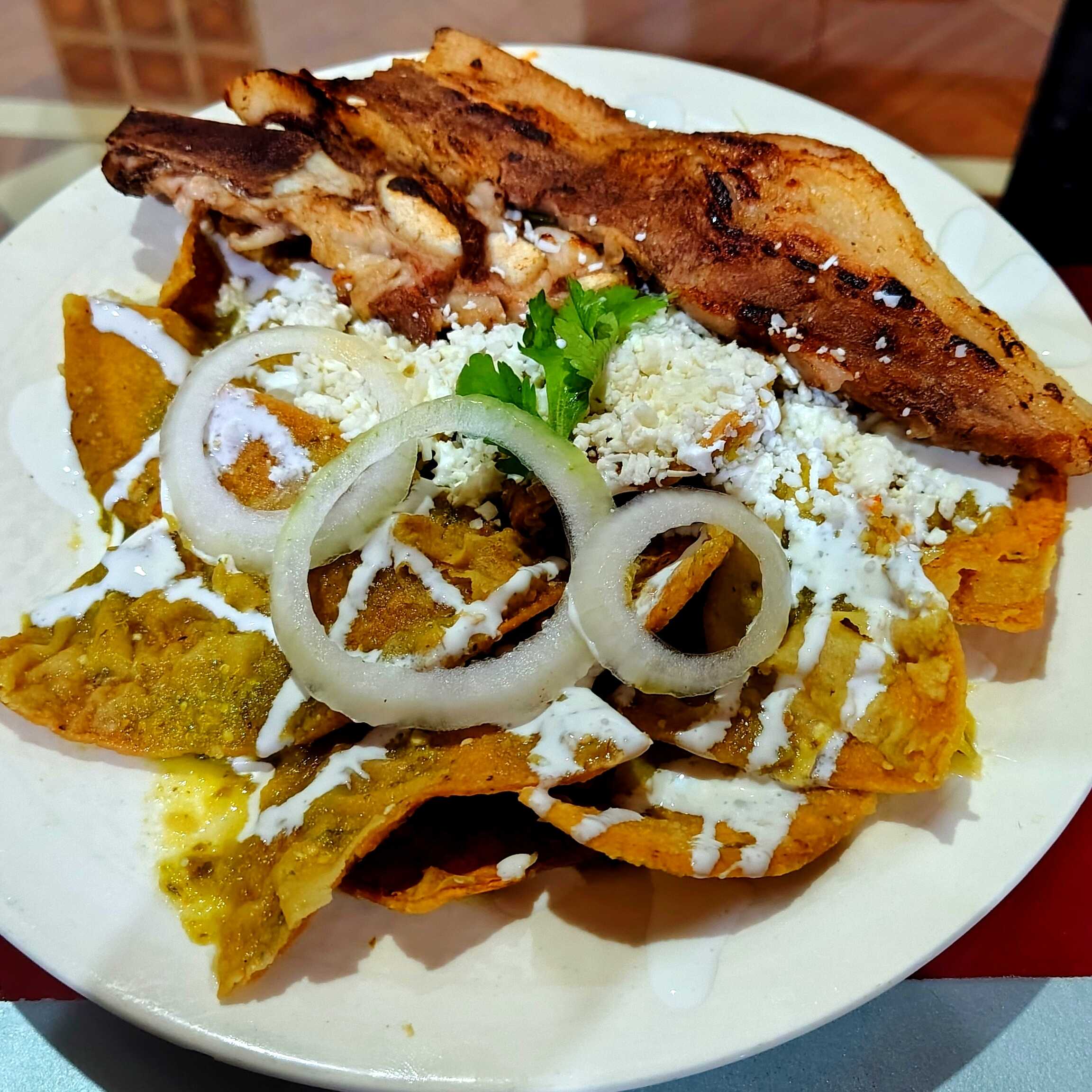 Chilaquiles Verdes Chicos con Costilla de Res