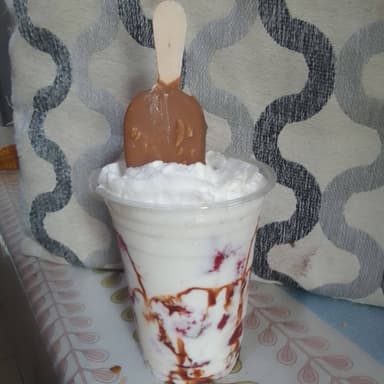 Fresas Con Crema Y Paleta Kirland De Almendras