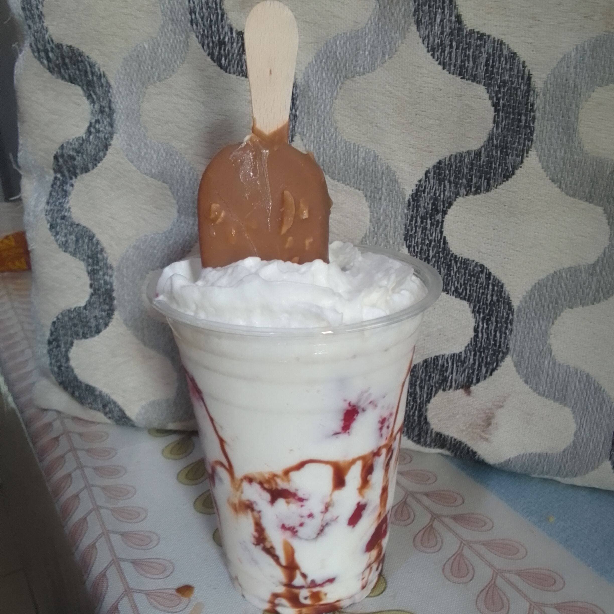 Fresas Con Crema Y Paleta Kirland De Almendras