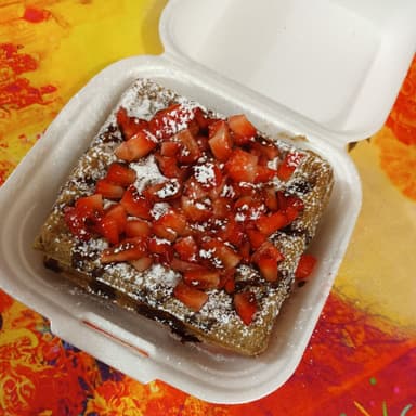Waffles de Fresa, Chocolate y Un Poco de Dulzura