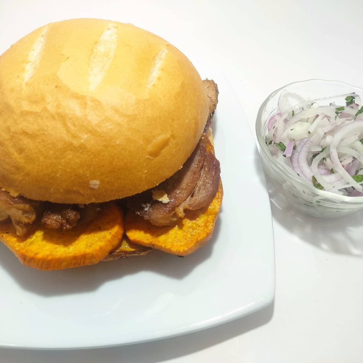 PAN CON CHICHARRON