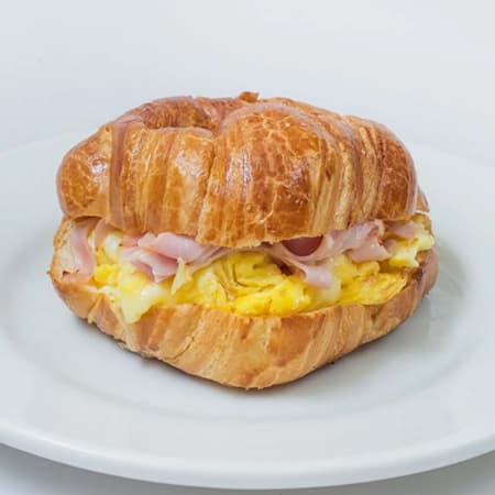 Croissant con Jamón y Huevos Revueltos