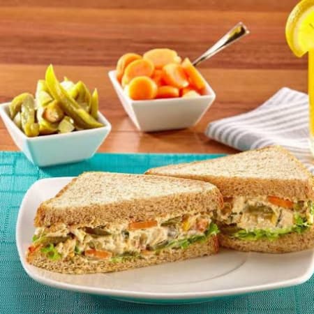 SANDWICH DE ENSALADA DE POLLO
