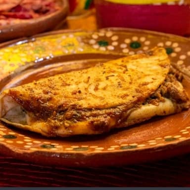 Lonche Barbacoa + Quesabirria Maiz + Agua 500ml