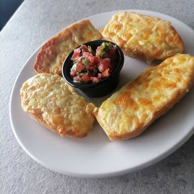 Molletes Frijoles con Queso Gratinado