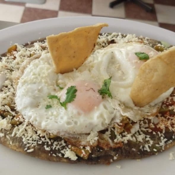 Huarache Especial con Huevos Estrellados