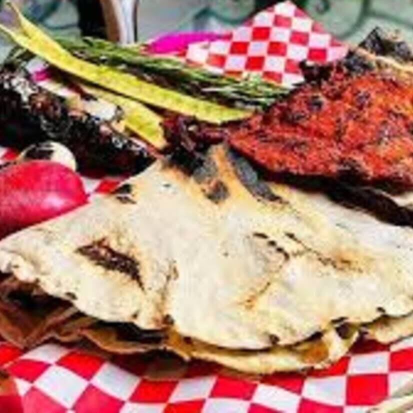 Tlayuda con Cecina y Chorizo