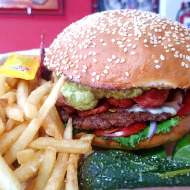 International Burger con Papas a la Francesa