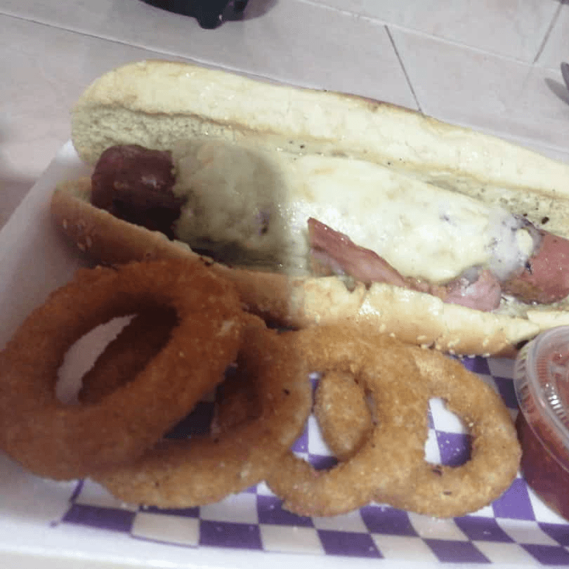 Hot Dog Sencillo con Papas o Aros de Cebolla