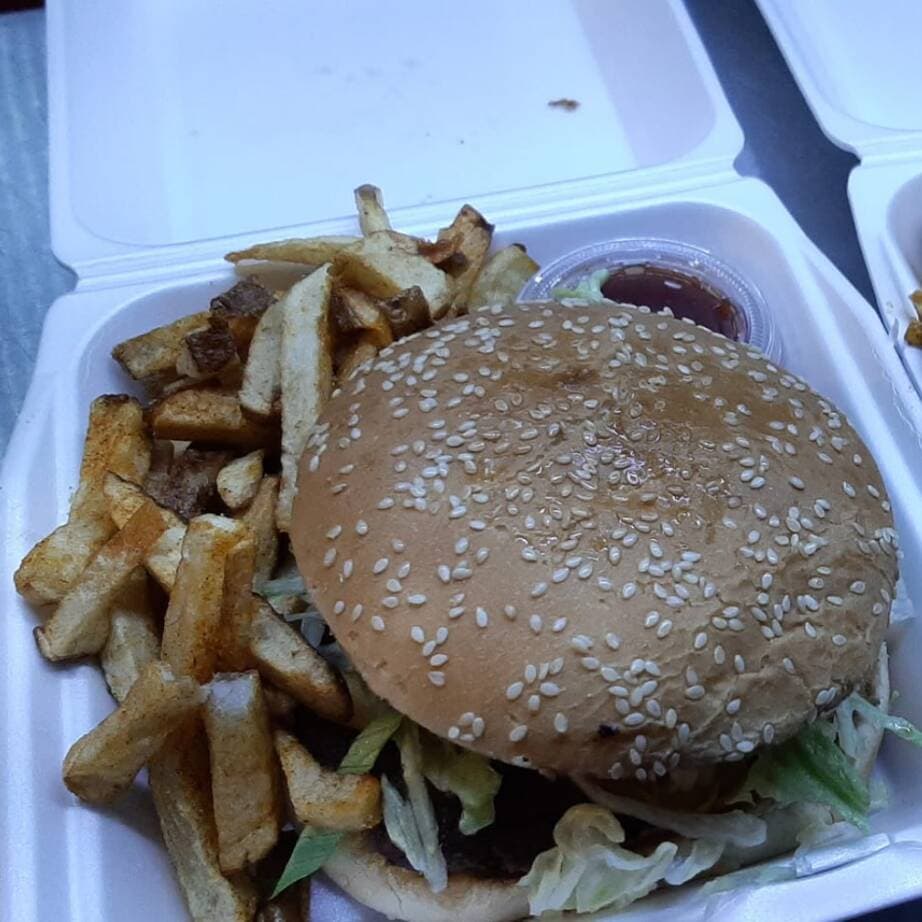 YogiBurger +Papas