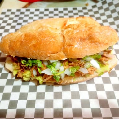 Lonche de Barbacoa de Cerdo