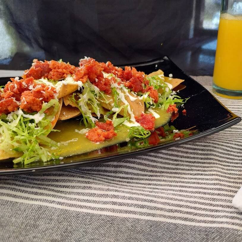 Chilaquiles con Agua de Sabor
