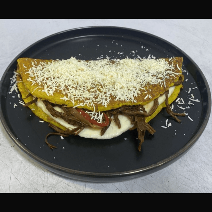 Cachapa con Queso y Carne Mechada