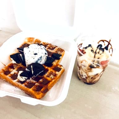 Waffles con Helado + 1 Fresas con Crema Chicas