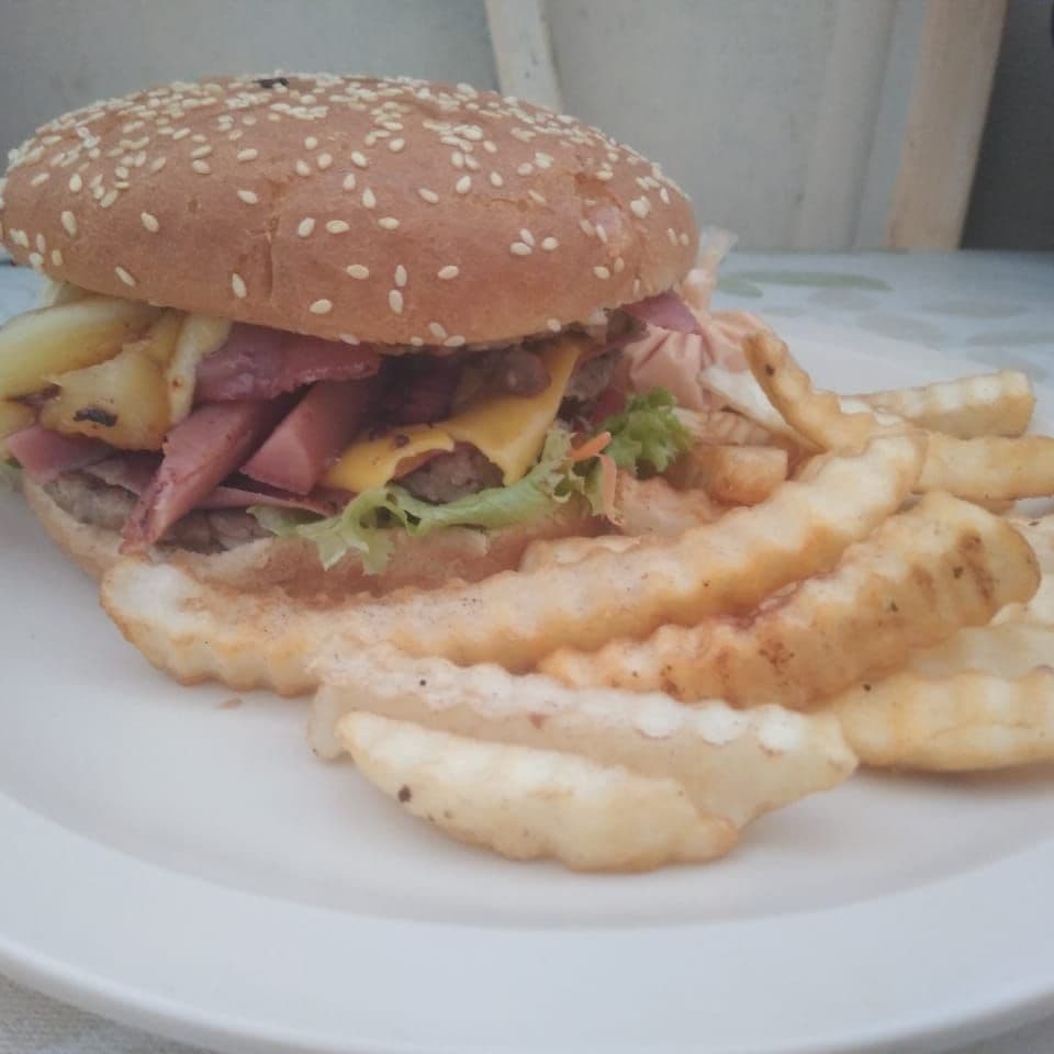 HAMBURGUESA SUPER CON PAPAS CHIPS