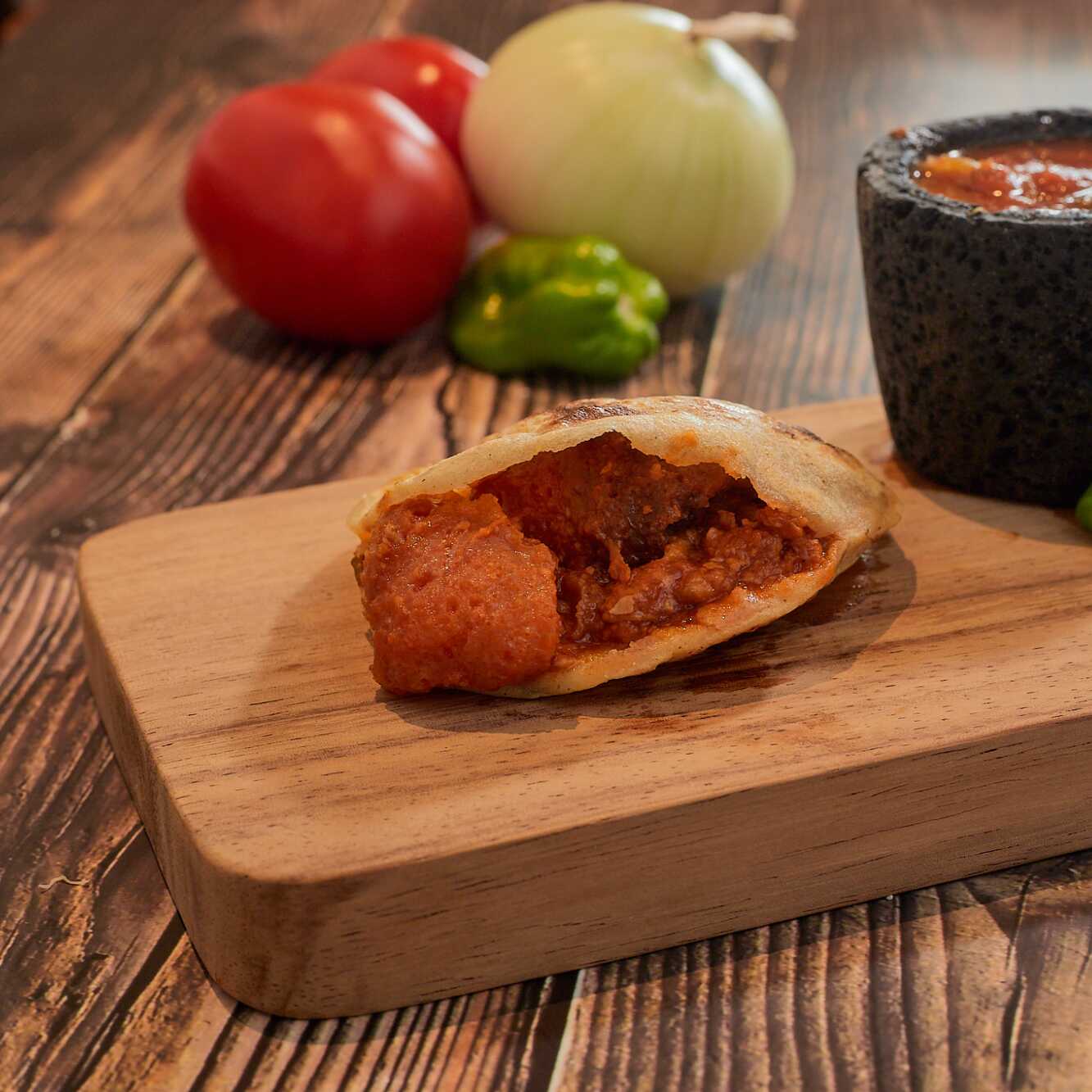 Chicharrón Guisado en Salsa Roja