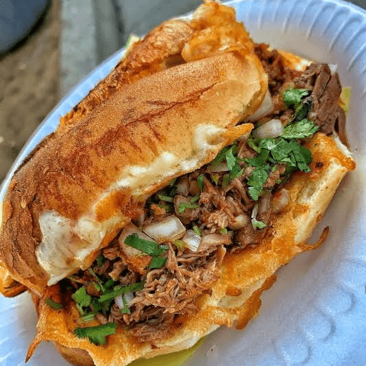 BOLILLO RELLENO DE BIRRIA