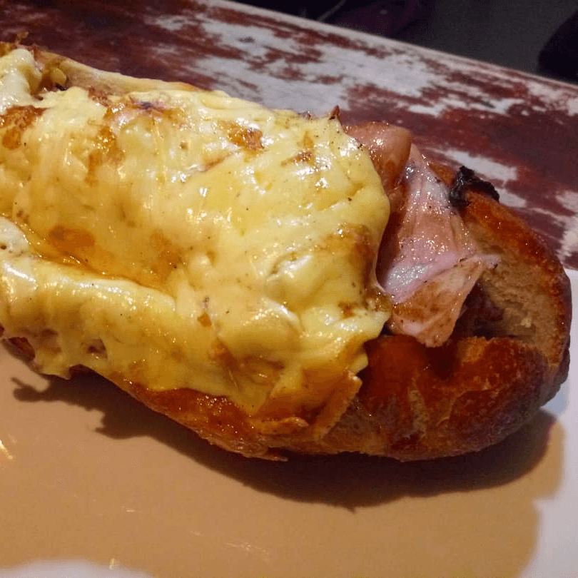Hot-Dog Jumbo con Queso y Chorizo Argentino