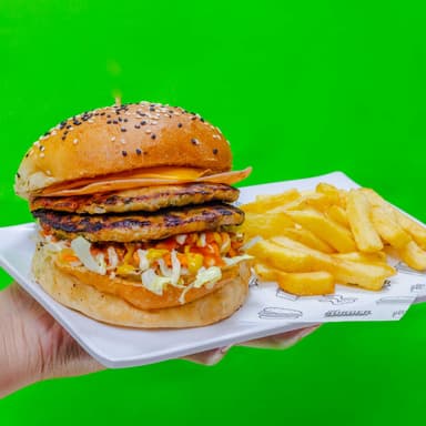 Hamburguesa Polllo + Papas + Agua del Día