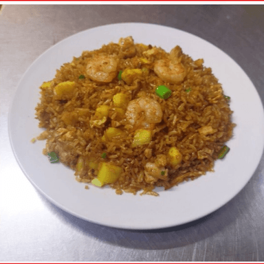 Arroz Frito con Pollo Camarones y Piña