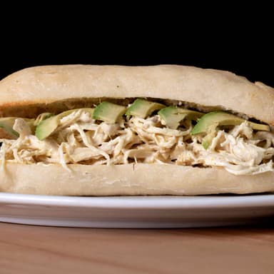 Sandwich de Pollo Deshilachado + Jugo a Elección