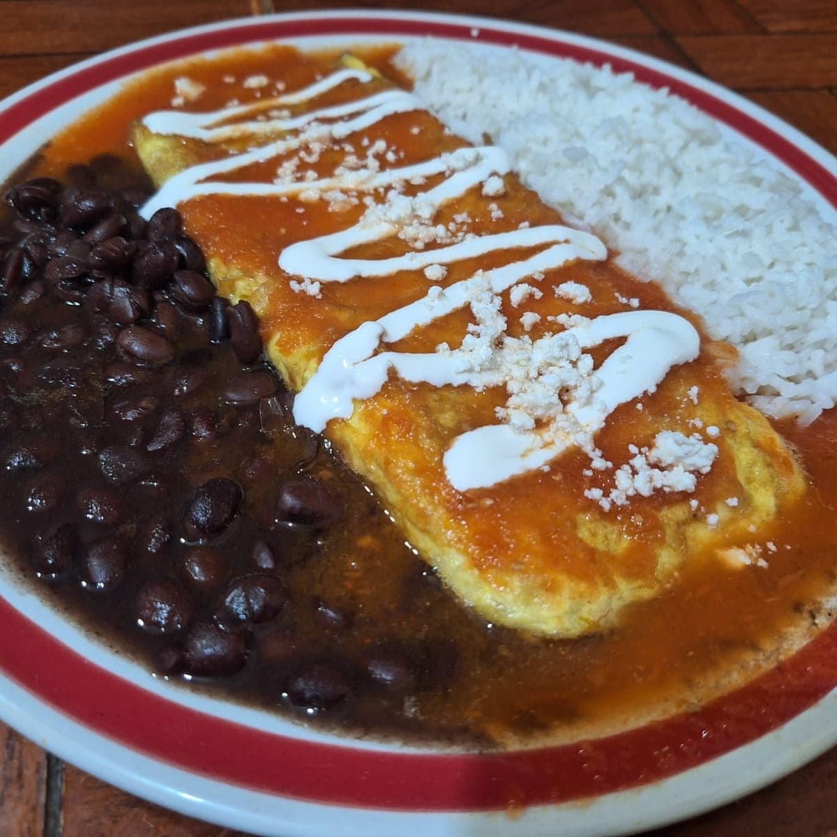 Orden de Huevo en Torta con Salsa Roja