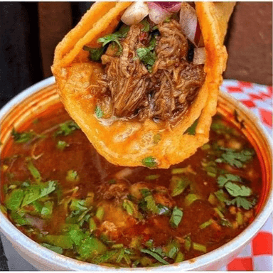 2 Tacos de Birria y 1 consomé chico ¡GRATIS! 🌮