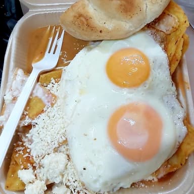 Chilaquiles Rojos con 2 Huevos