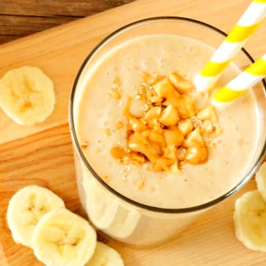 LICUADO DE PLATANO CON CREMA DE CACAHUATE
