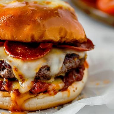 Pizza Burger Jalapeño + Papas fritas