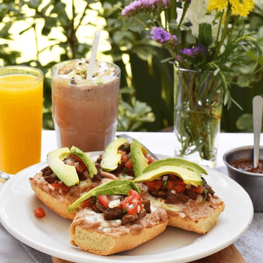 Molletes con Chorizo