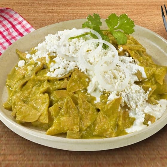 chilaquiles verdes con bistec y huevo estrellado