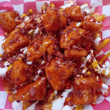 Salchipapas con Mini Boneless