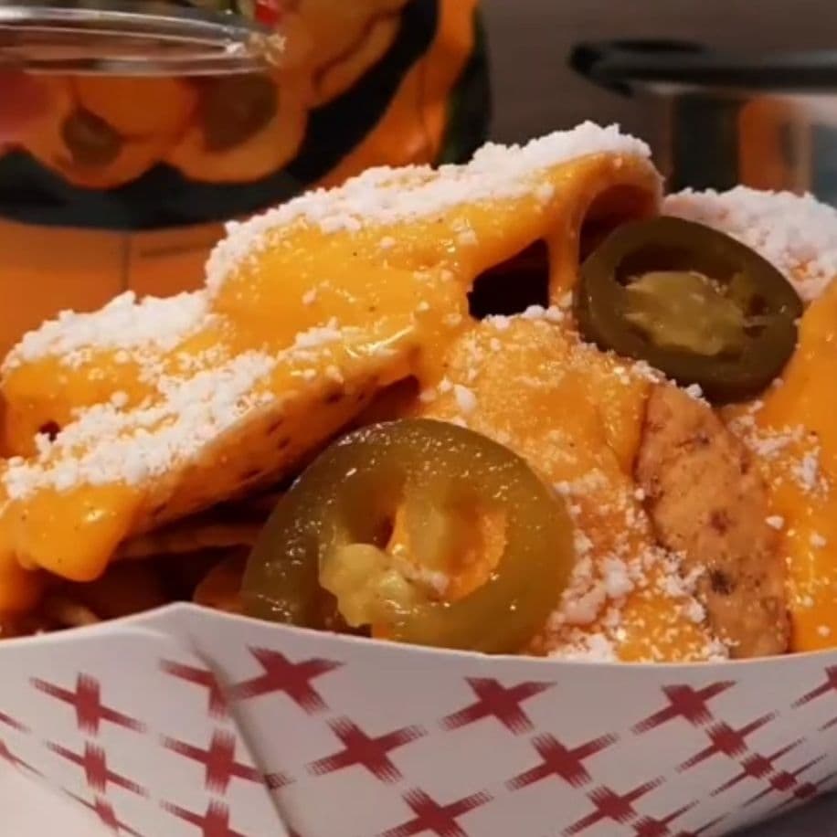 Nachos con queso amarillo escarchados de qso ralla