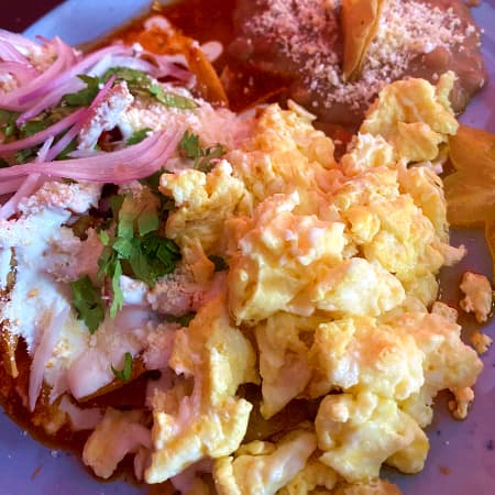 Chilaquiles con Huevos Revueltos