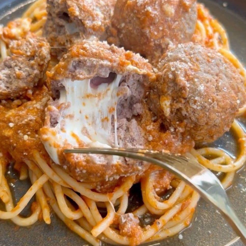 Albondigas Rellenas En Crema Chipotle