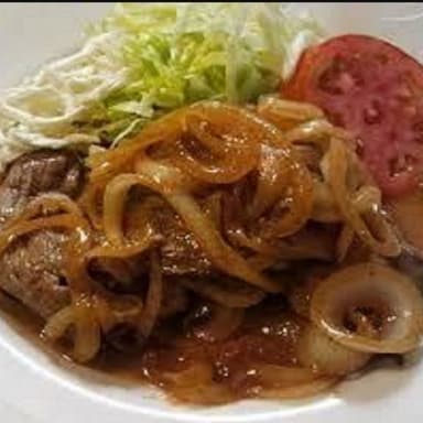 Bistec Encebollado con Papas + POSTRE SORPRESA