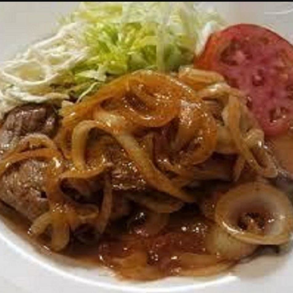 Bistec Encebollado con Papas + POSTRE SORPRESA