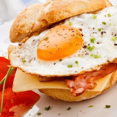 Torta de 2 Huevos Estrellados con Jamón y Queso