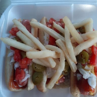 2 hot dogs con papas + 2 coca cola