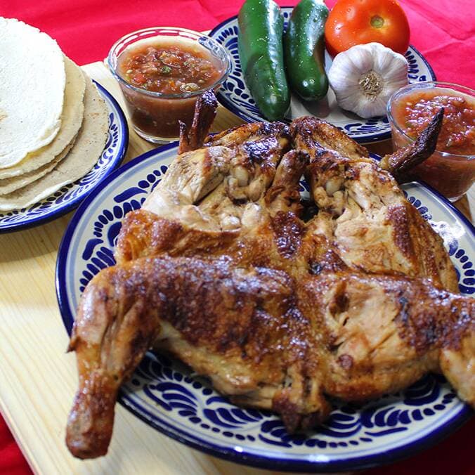 1 Pollo Mediano (Incluye 8 Tortillas y Salsas)