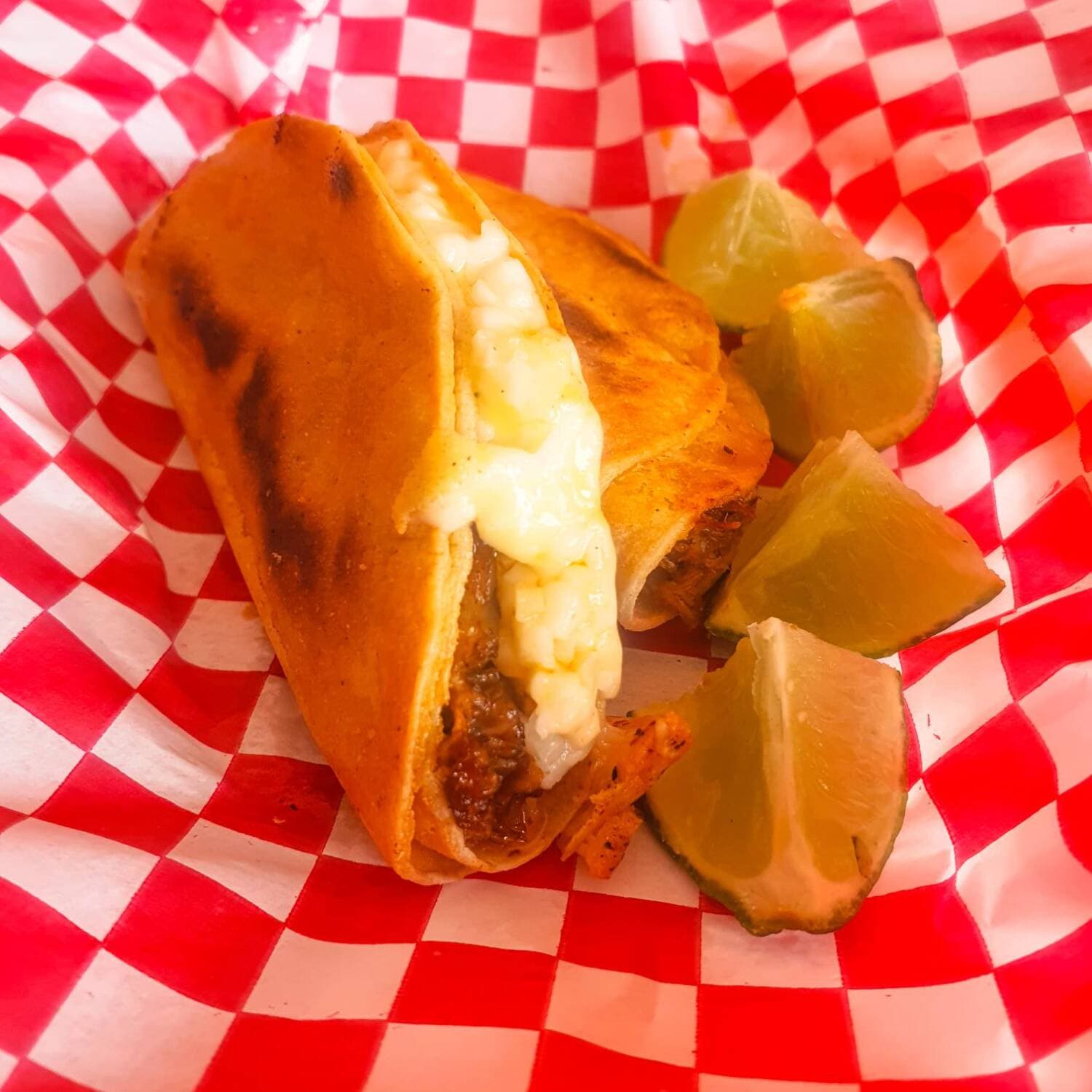 Taco dorado de birria con queso